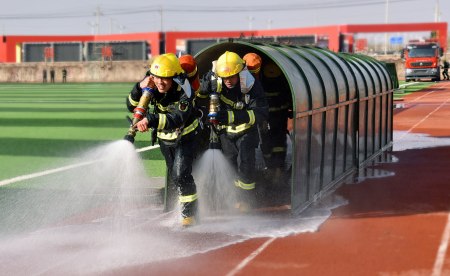 Training briefing on the use of on-site fire protection and emergency equipment for new employees